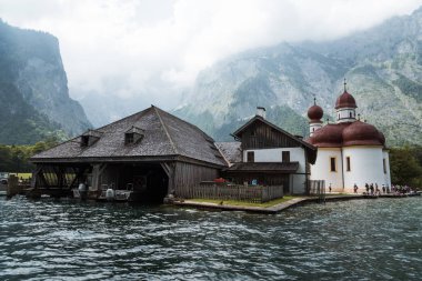 St Bartholomew Kilisesi Konigssee Göl Manzaralı görünüm