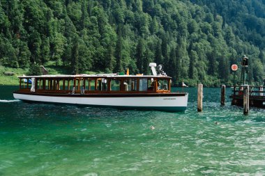 İskeleye demirlemiş teknenin doğal görünümü