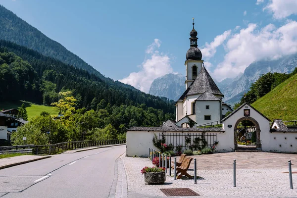 Küçük beyaz Kilisesi karşı dağlar doğal görünümünü