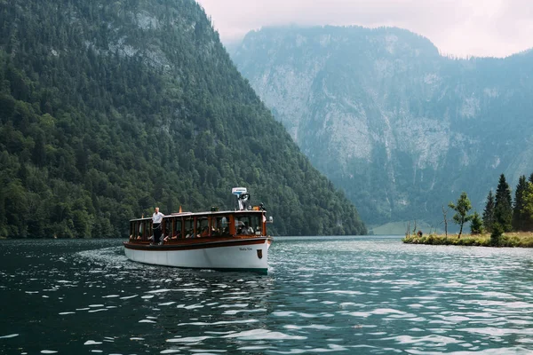 İskeleye demirlemiş teknenin doğal görünümü