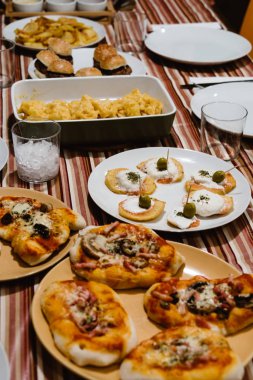 Evde pintxos ve tapas içeren tablo.