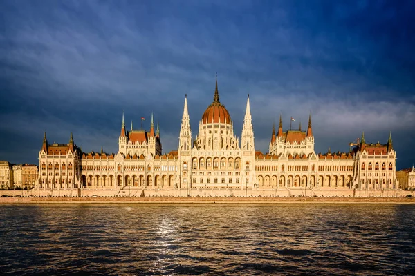 Budapeşte Macaristan Parlamentosu'nun doğal görünümünü