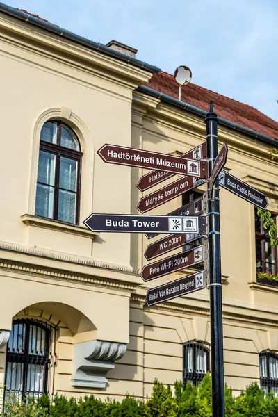 Firme con indicaciones a los lugares de interés de Budapests — Foto de Stock