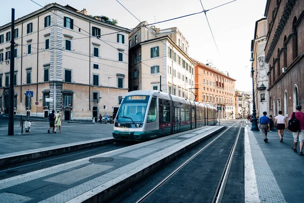 Roma sokakta tramvay