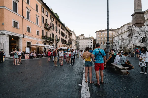 Piazza Navona a Roma con una folla di turisti — Foto Stock