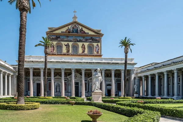 Açık havada görünümü, Papalık Basilica of St. Paul duvar dışında
