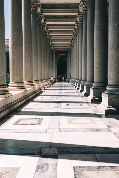 Açık havada görünümü, Papalık Basilica of St. Paul duvar dışında