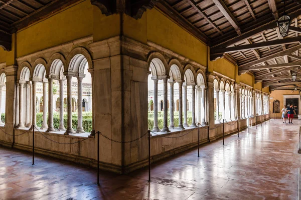 Cloister Papalık Bazilikası St Paul duvarların dışında