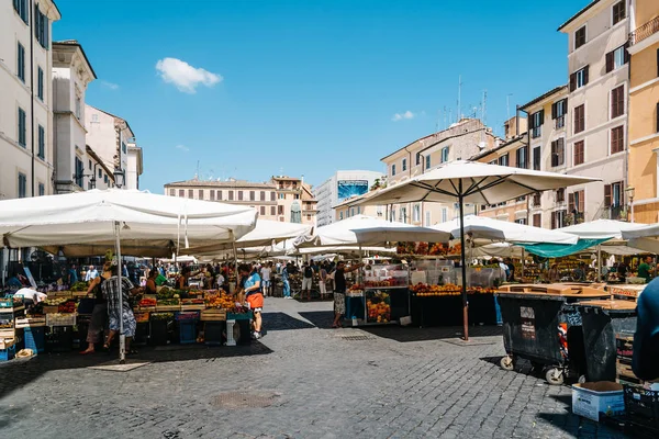 Mercado callejero con frutas en Roma . —  Fotos de Stock
