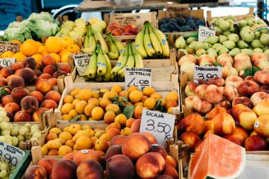 Taze meyve ve sebze sokak pazarında