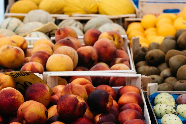 新鲜水果和蔬菜在街边市场 — 图库照片