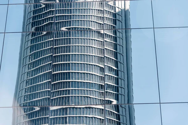 Vista de bajo ángulo de los rascacielos en el distrito de negocios contra el cielo — Foto de Stock