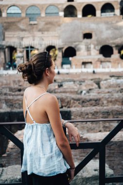 Genç kadının içinde Roma Colosseum