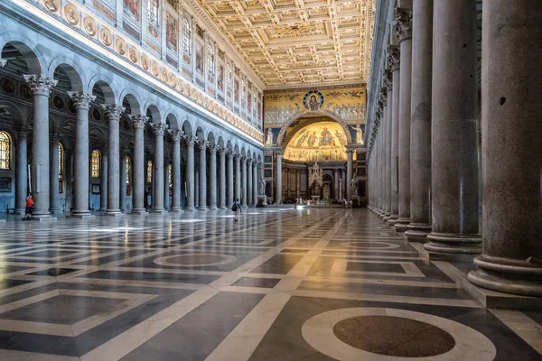 Vista interior da Basílica Papal de São Paulo fora dos Muros — Fotografia de Stock