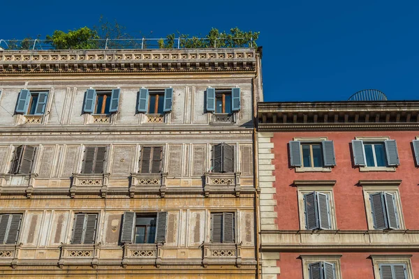Vista ad angolo basso di vecchi edifici nel centro storico di Roma a s — Foto Stock