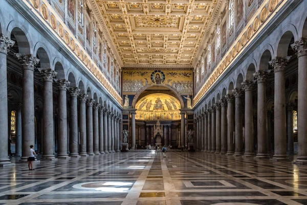 Vnitřní pohled Papežské baziliky svatého Pavla za hradbami — Stock fotografie