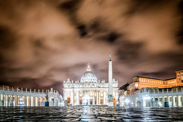 Piękny widok w nocy Świętego Piotra w Rzymie — Zdjęcie stockowe