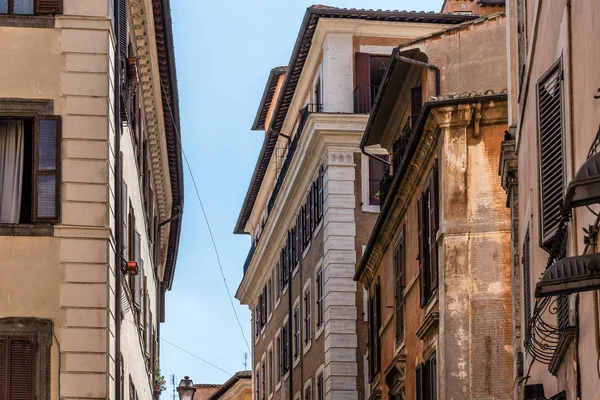 Vista de baixo ângulo de edifícios antigos no centro histórico de Roma a s — Fotografia de Stock