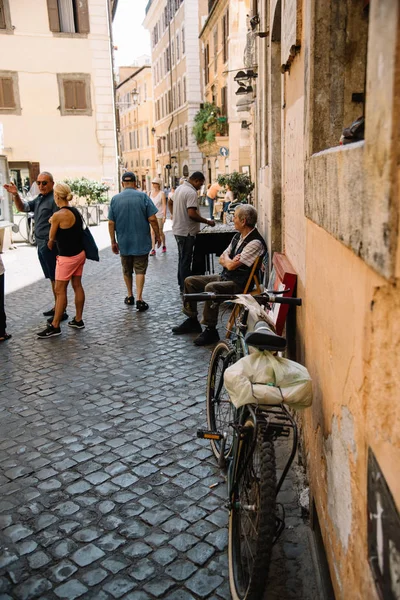 Красивый вид на улицу в историческом центре Рима — стоковое фото
