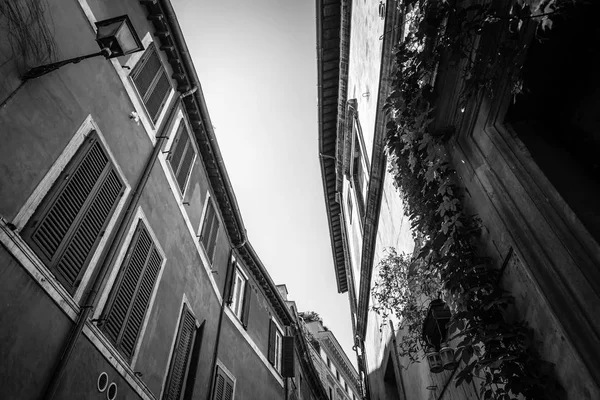 Χαμηλή γωνία άποψη των παλαιών κτηρίων στο ιστορικό κέντρο της Ρώμης ένα s — Φωτογραφία Αρχείου