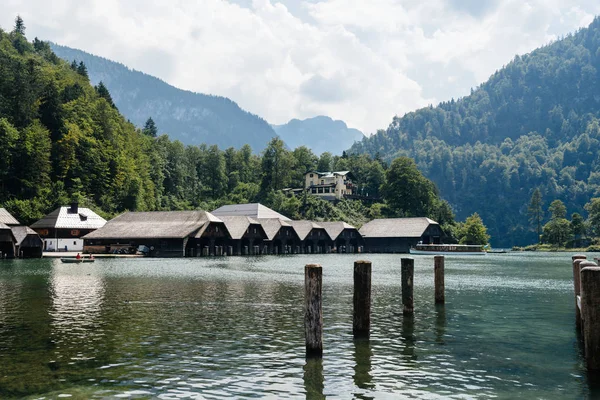 Προβλήτα στη λίμνη Konigssee μια ηλιόλουστη καλοκαιρινή μέρα — Φωτογραφία Αρχείου