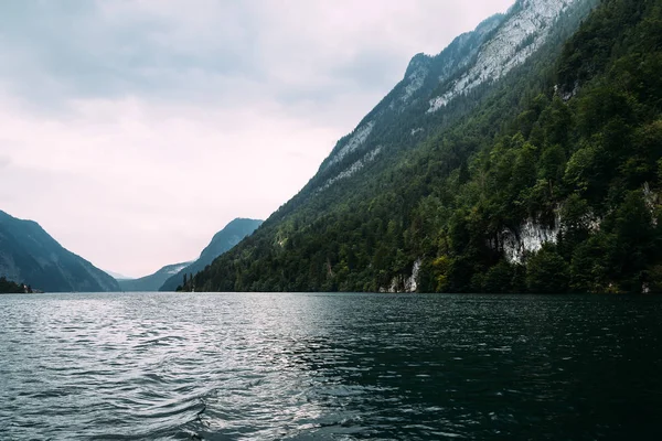 Konigssee Bavyera doğal görünümünü bir sisli gün