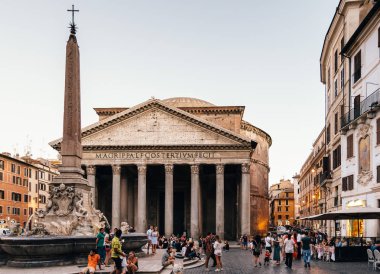 Pantheon Agripa Roma'da açık görünümü bir güneşli yaz gün