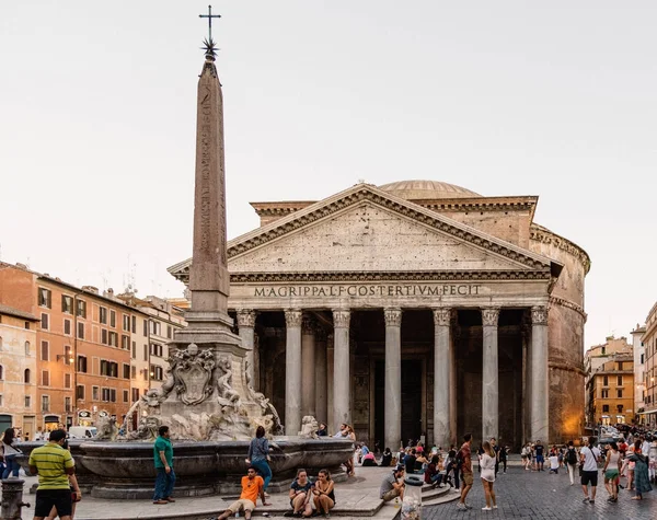 Pantheon Agripa Roma'da açık görünümü bir güneşli yaz gün