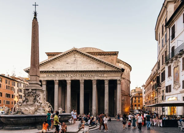 Pantheon Agripa Roma'da açık görünümü bir güneşli yaz gün