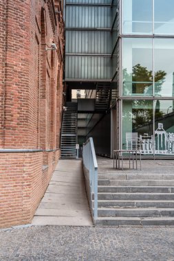 Modern mimari kamu Binası