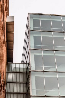 Modern mimari kamu Binası