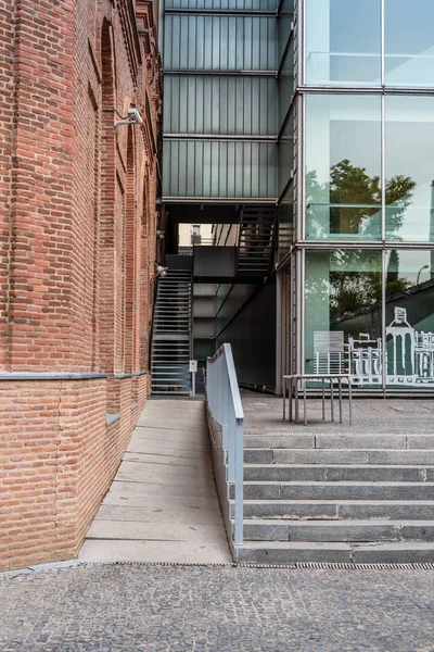 Modern mimari kamu Binası