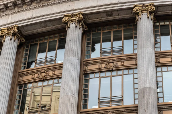Låg vinkel syn på spanska klassiska kontorsbyggnad i Madrid — Stockfoto