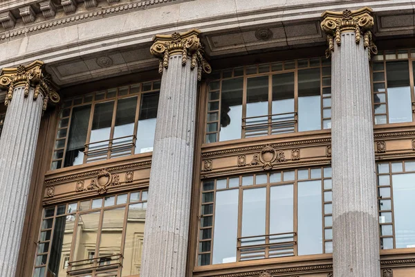 Vue en angle bas de l'immeuble de bureaux classique espagnol à Madrid — Photo