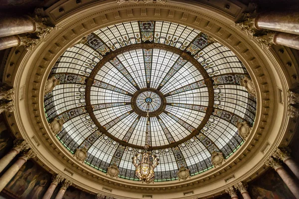 Dôme en verre dans le hall de l'immeuble de bureaux classique — Photo