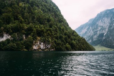 Konigssee Bavyera doğal görünümünü bir sisli gün
