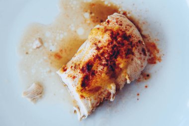 Hardal, köri ve kırmızı biber ile kavrulmuş tavuk