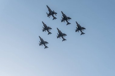 Altı Harrier jet savaşçıların İspanyolca Ulusal gün geçit töreninde uçan