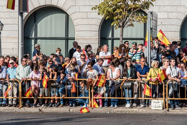 İspanyol ulusal günü yürüyüşü Bayraklarda ile kişilik bir kalabalık
