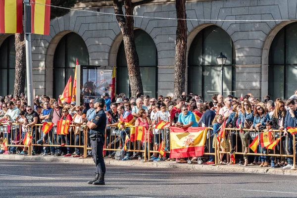İspanyol ulusal günü yürüyüşü Bayraklarda ile kişilik bir kalabalık