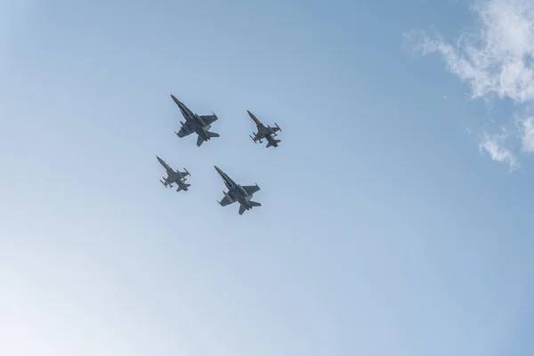スペイン語ナショナルデー パレードを飛んでいる 4 つのジェット戦闘機 — ストック写真
