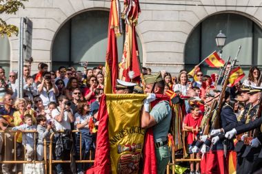 İspanyol ulusal gün ordu geçit töreninde yürüyen askerler