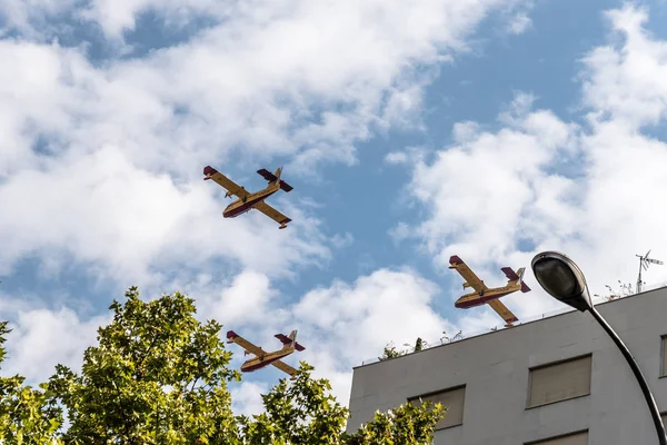 Aeronaves de combate a incêndios no desfile do Dia Nacional de Espanha — Fotografia de Stock