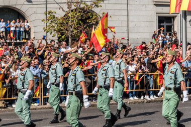 İspanyol ulusal gün ordu geçit töreninde yürüyen Legionarios