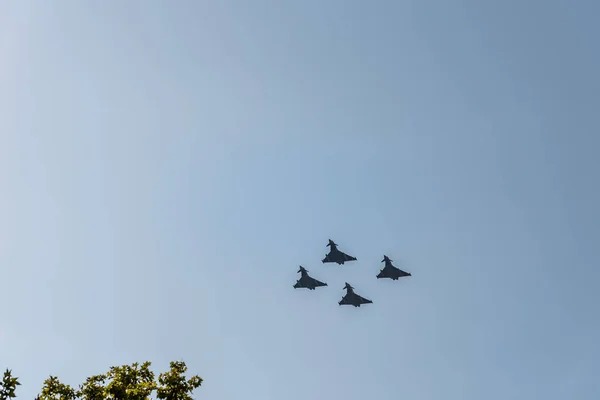 Четыре самолета Eurofighter, летевшие на параде в честь Национального дня Испании — стоковое фото