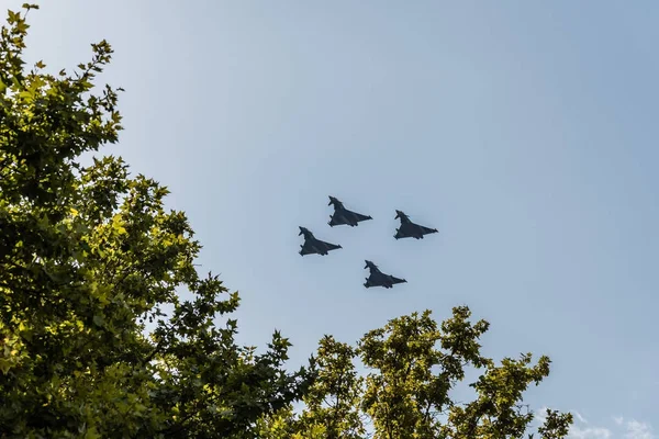 Cuatro aviones Eurofighter volando en el desfile del Día Nacional Español —  Fotos de Stock