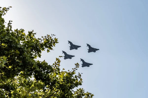 Cuatro aviones Eurofighter volando en el desfile del Día Nacional Español —  Fotos de Stock
