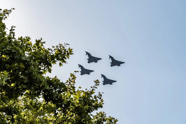 Чотири jet Еврофайтер польоти в іспанської Національної день параду — стокове фото