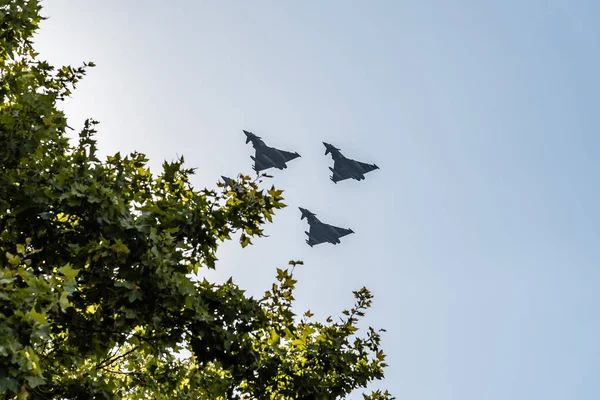 Cuatro aviones Eurofighter volando en el desfile del Día Nacional Español —  Fotos de Stock