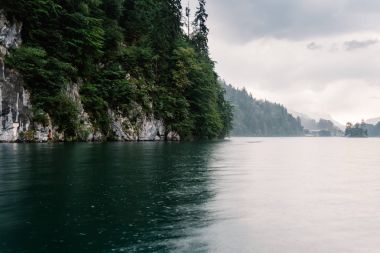Konigssee Bavyera doğal görünümünü bir sisli gün